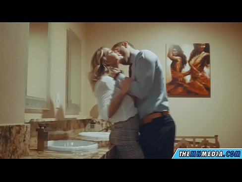 ❤️ Ko vas prsata blondinka zapelje na javnem stranišču ❤❌ Porno pri nas ☑